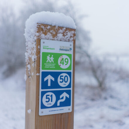 Wanderknotenpunkt 49 im Winter mit Schnee bedeckt