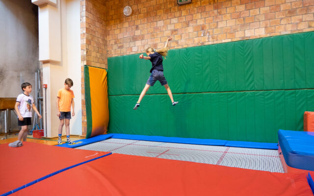 Junge auf einem Trampolin