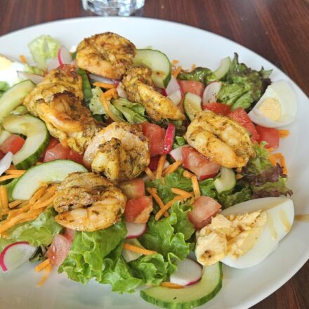 Salat mit marinierten Scampi