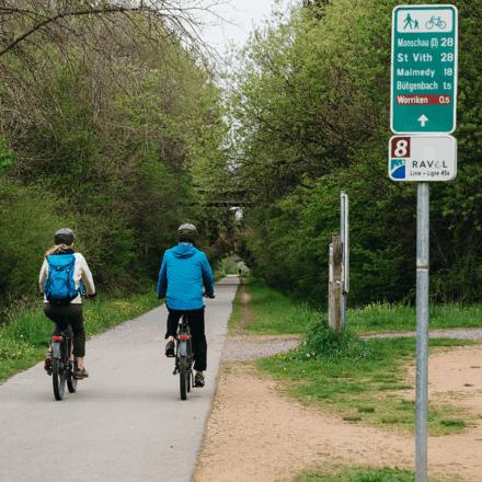 2 Radfahrer auf dem RAVeL in der Nähe von Worriken