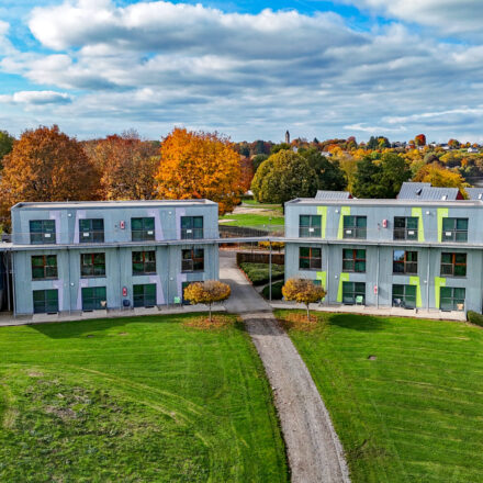 Das Sporthouse am Bütgenbacher See in herbstlichem Ambiente, mitten in der Natur.