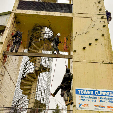 Kletterer auf einem Kletterturm