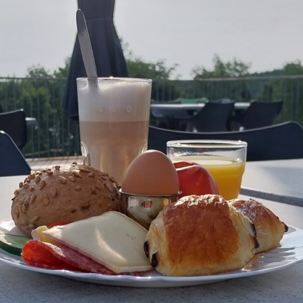 Petit-déjeuner à la terrasse