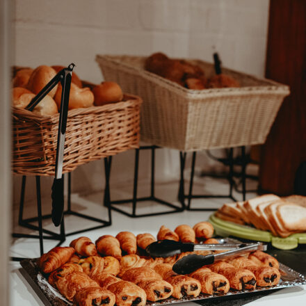 Frühstück mit Chokobrötchen, Croissants und mehrWorriken