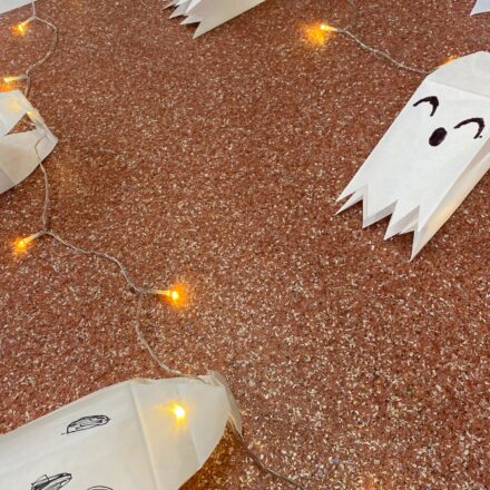 Kinderbasteleien zu dem Thema Halloween: zu sehen ist eine Lichterketten mit Geister