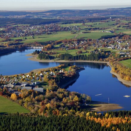 Herbstlandschaft mit einem See von oben gesehen. Viel Grün, Natur, Bäume.