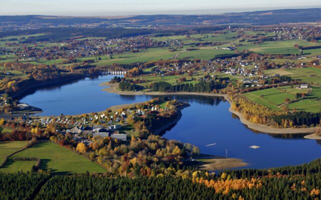 Herbstlandschaft mit einem See von oben gesehen. Viel Grün, Natur, Bäume.