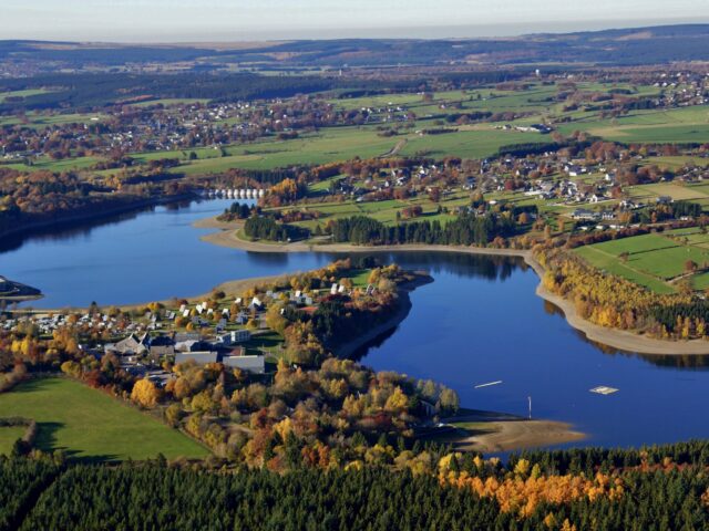 Herbstlandschaft mit einem See von oben gesehen. Viel Grün, Natur, Bäume.