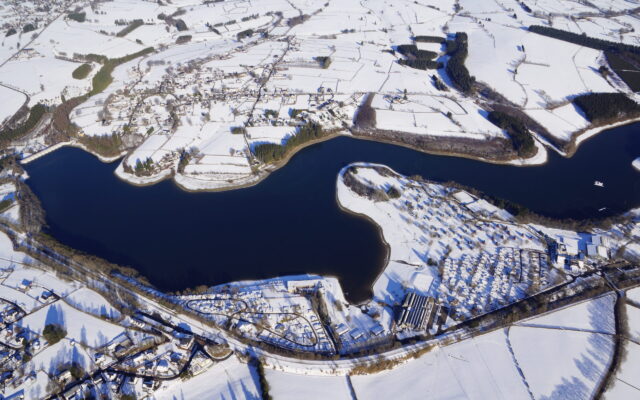 Luftaufnahme Sport- und Ferienpark Worriken im Winter