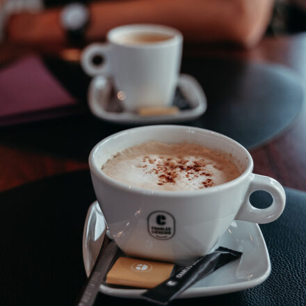 Tisch mit 2 Tasse mit Kaffee und eine Chokolade-Süßigkeit