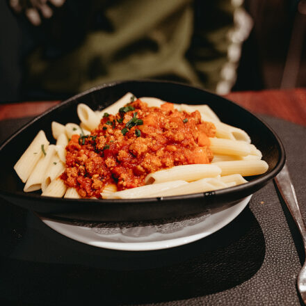 Teller mit Nudeln bolognaise