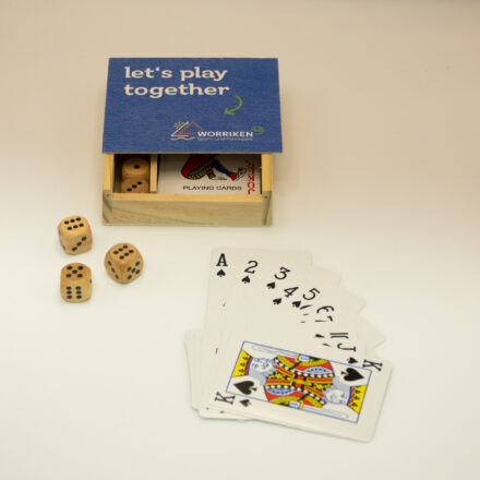 spieldose-mit-kartenspiel-und-wuerfel-souvenir-worriken-scaled.jpg