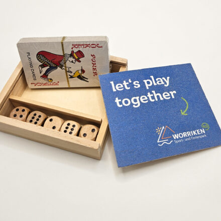 spieldose-mit-kartenspiel-und-wuerfel-worriken-scaled.jpg