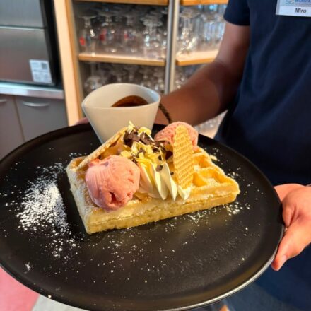Brüsseler Waffel mit heißer Schokoladensoße, Eis und Schlagsahne