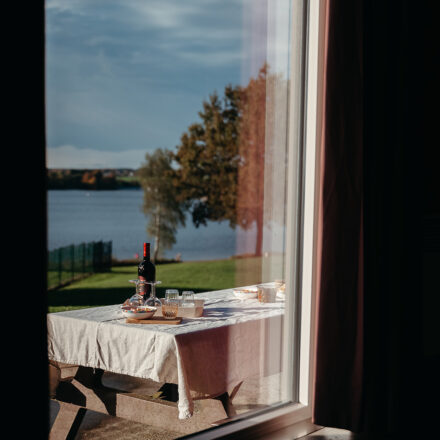 worriken-ferienwohnung-tisch-terrasse-see.jpg